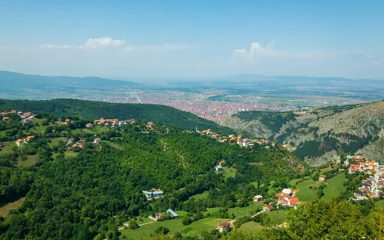 Bergland auf dem Balkan mit einer Ortschaft im Tal