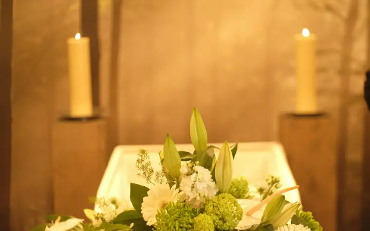 Kerzen und weisse Blumen