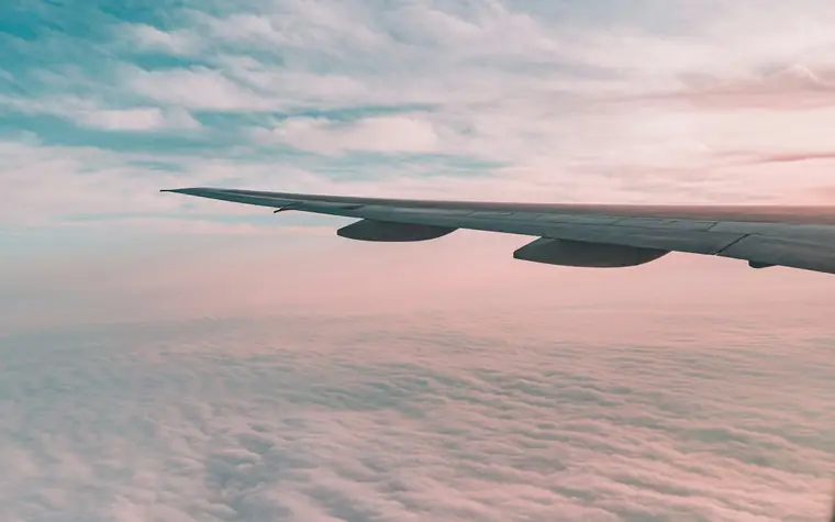Flugzeugflügel über den Wolken