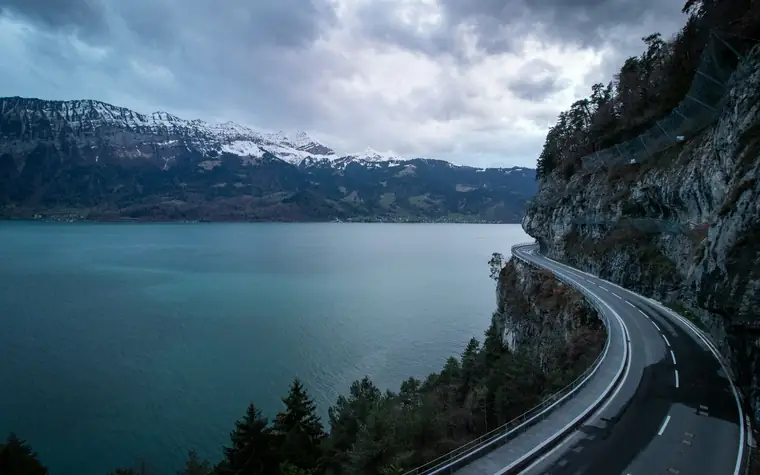 Strasse am Thunersee mit Bergen