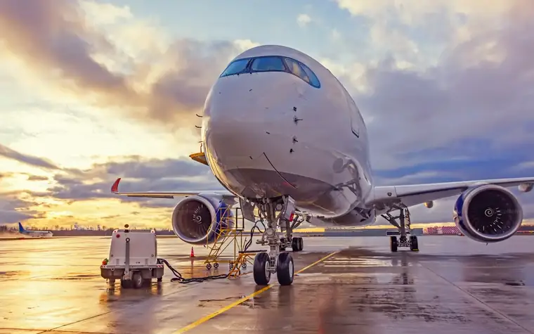 Frachtflugzeug am Flughafen bei Sonnenuntergang