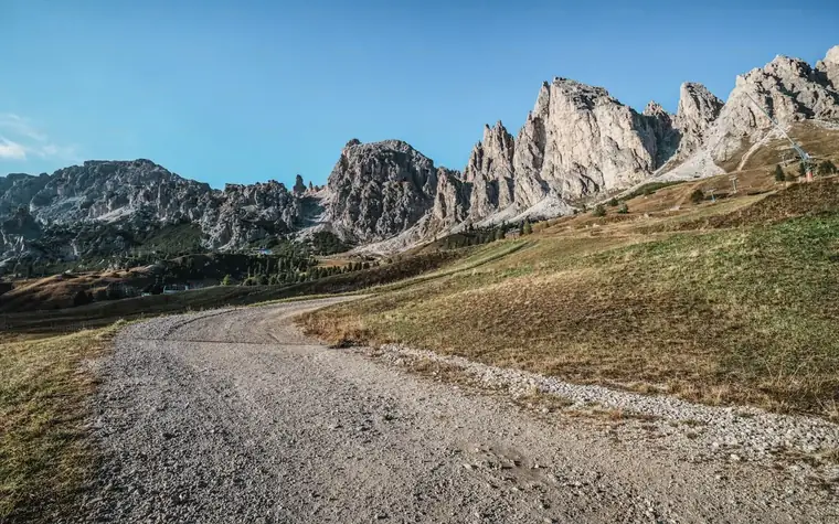 Bergstrasse durch bewaldete Hänge