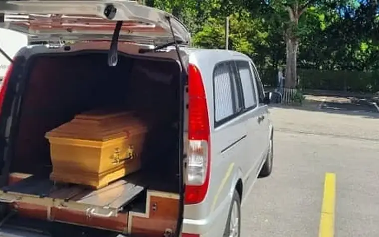 Überführungsfahrzeug mit Sarg vor der Abfahrt