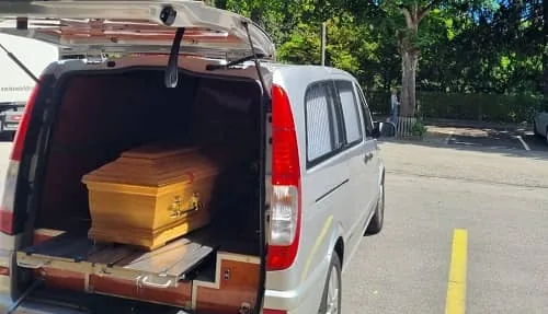 Überführungsfahrzeug mit Sarg